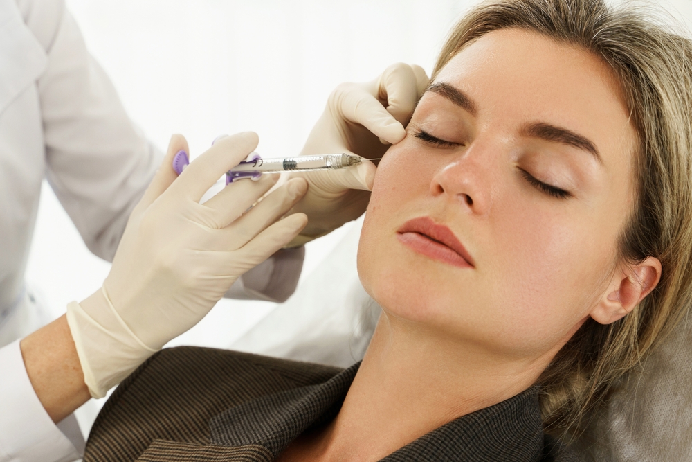 قد تحمل عمليات التجميل بعض الأضرار مثل المضاعفات الطبية المحتملة