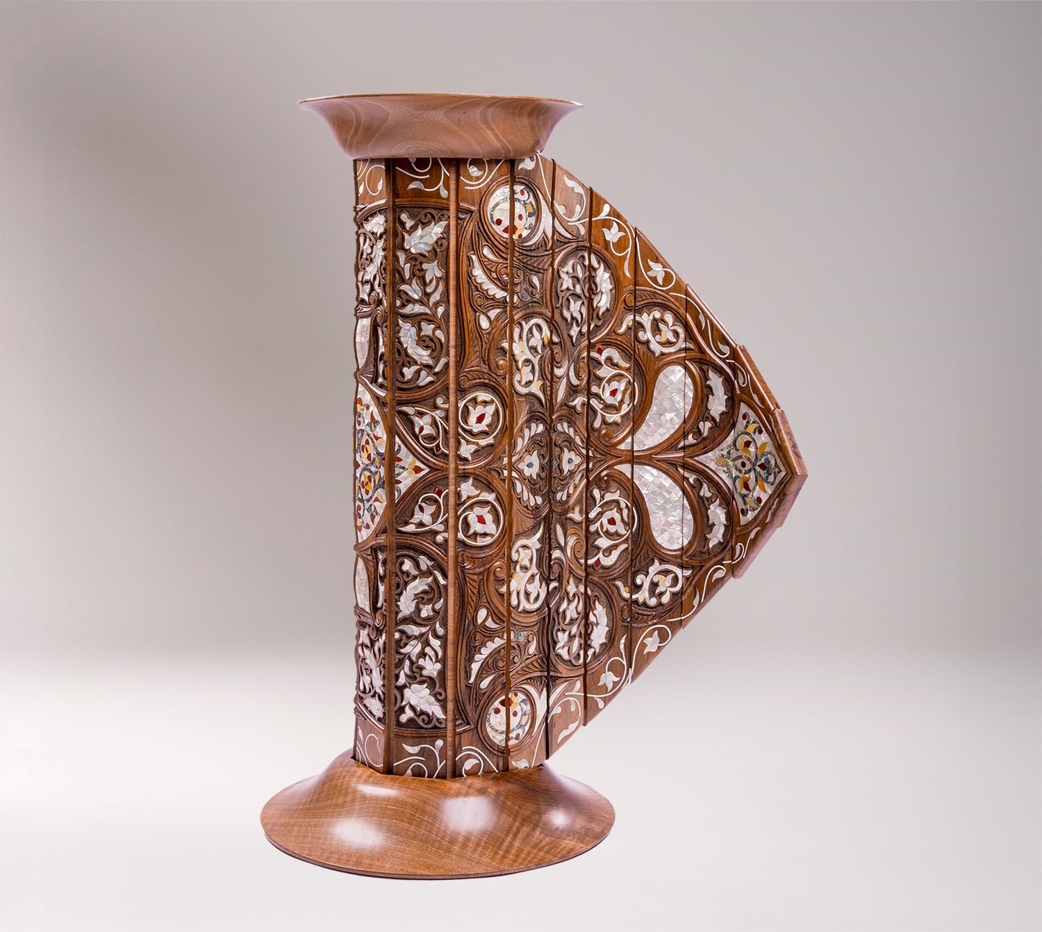 قدمت المهندسة غادة العمودي حرفة التصديف بروحٍ معاصرة تحمل احترام الماضي وتطلّع المستقبل