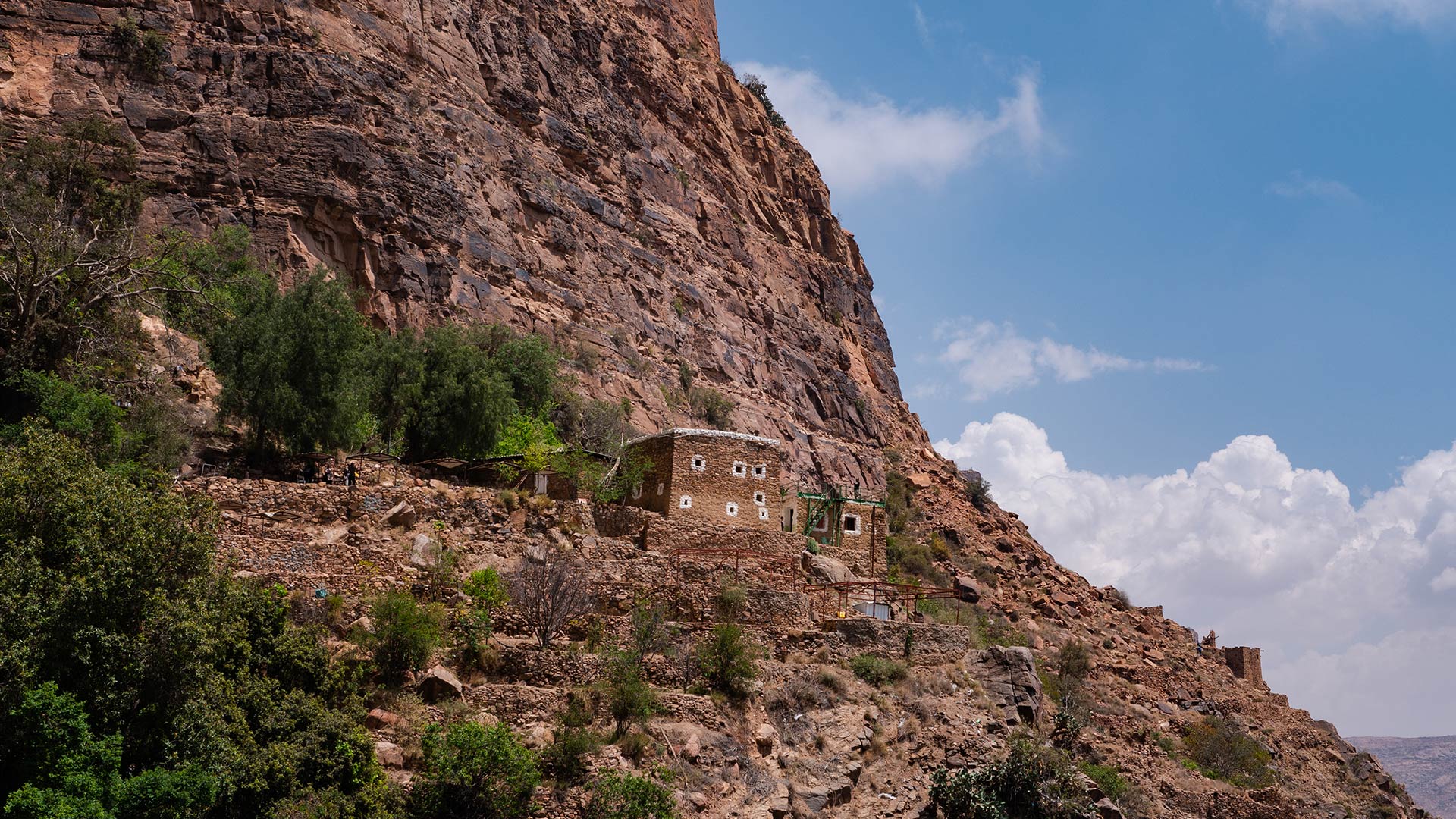 جبال أبها البهية وجهة مثالية لعشاق المغامرة