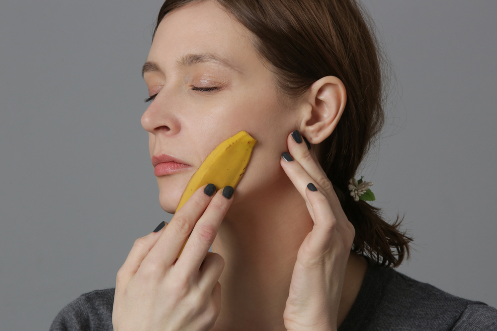 قشر الموز يساعد على تحسين مرونة الجلد وترطيب البشرة