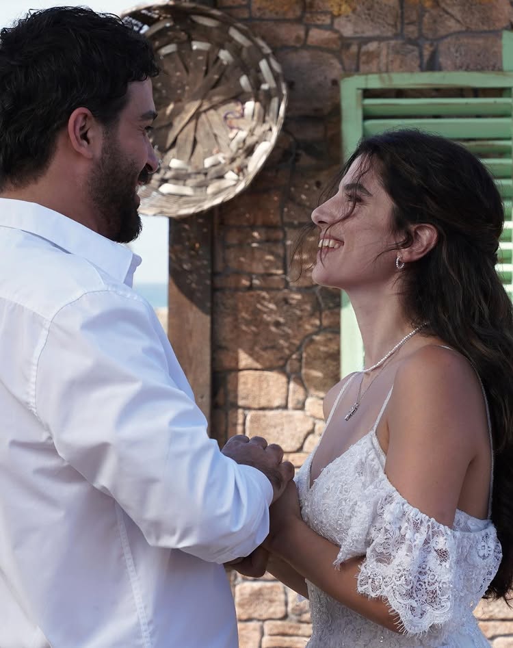 قصات الأوف شولدر لفساتين الزفاف عادت الى الواجهة