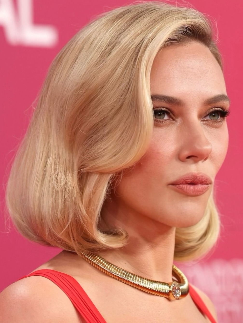 قصات البوب كاريه مع الشعر الذهبي بأسلوب Scarlett Johansson