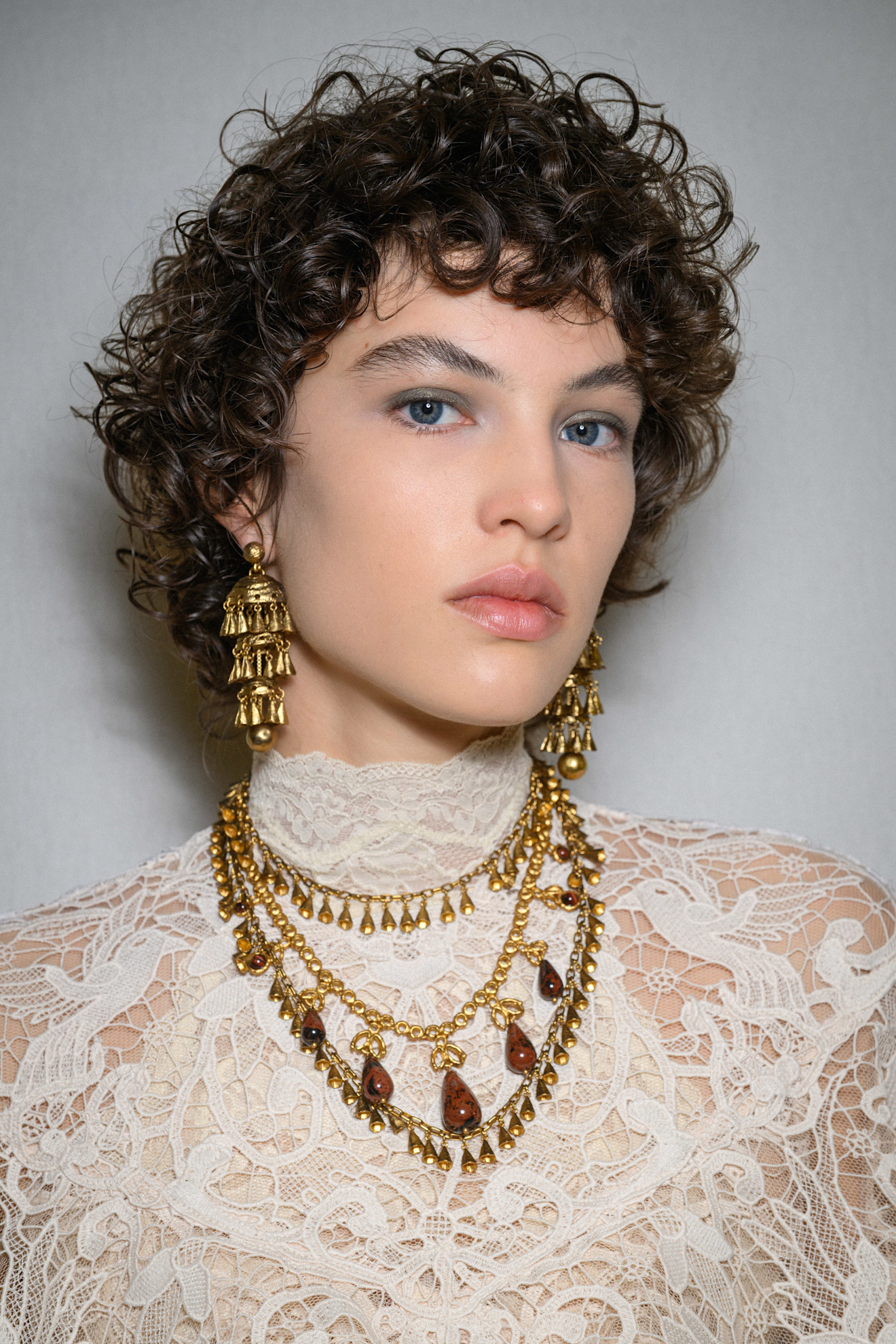 قصات الشعر القصير مع الغرة الكيرلي من دار Zimmermann