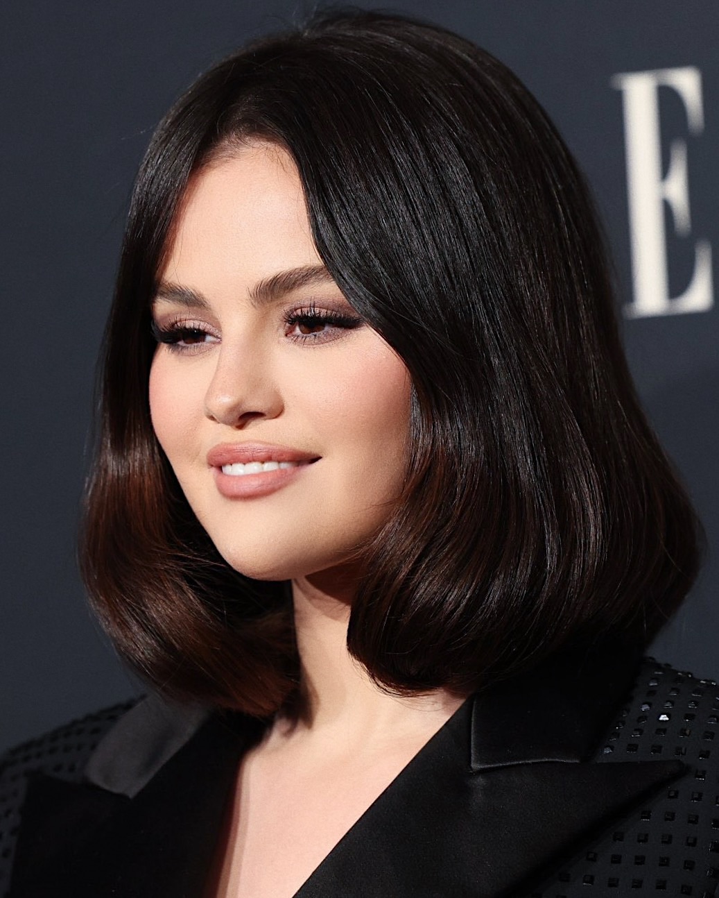 قصات الشعر الكاريه المتساوي صيحة أساسية في الشتاء بأسلوب Selena Gomez