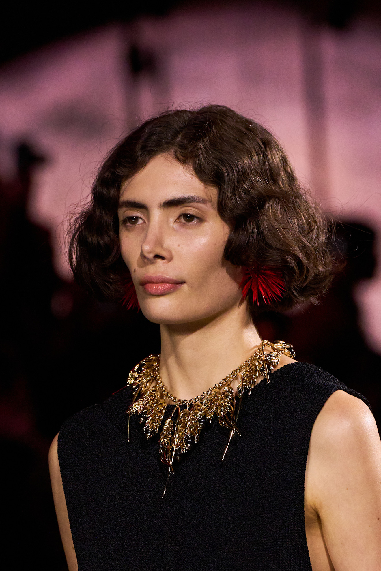 قصات الشعر الكيرلي بأسلوب كاريه مستقيم من دار Chanel