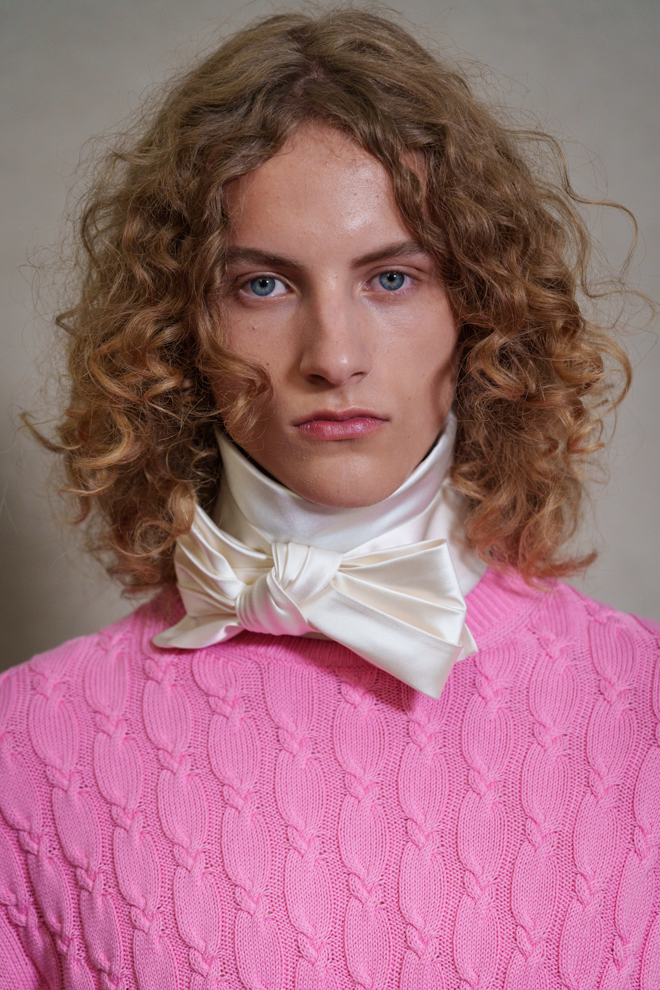 قصات الشعر الكيرلي بأسلوب كاريه ومبعثر من Dior