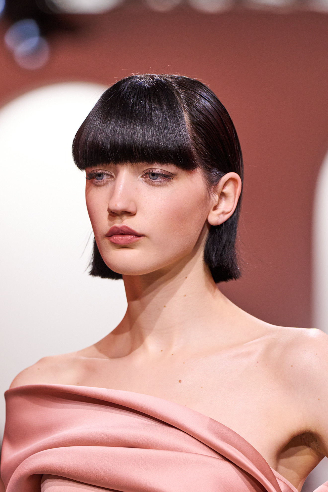 تسريحة الشعر الكاريه مع الـ Curtain Bangs