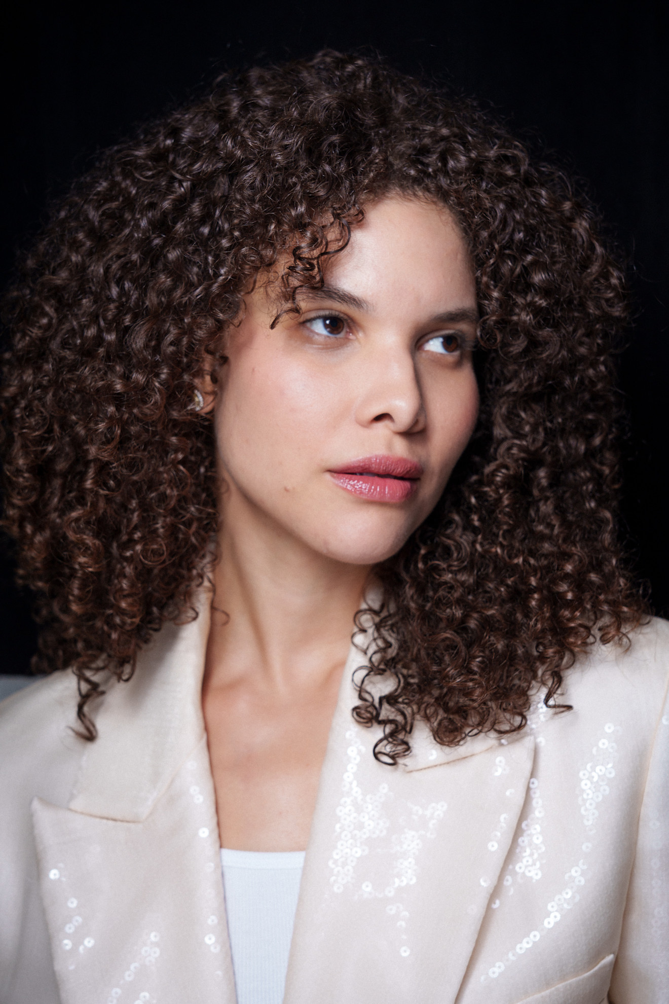 قصات شعر كيرلي متوسطة الطول مع الخصل القصيرة من دار Bach Mai