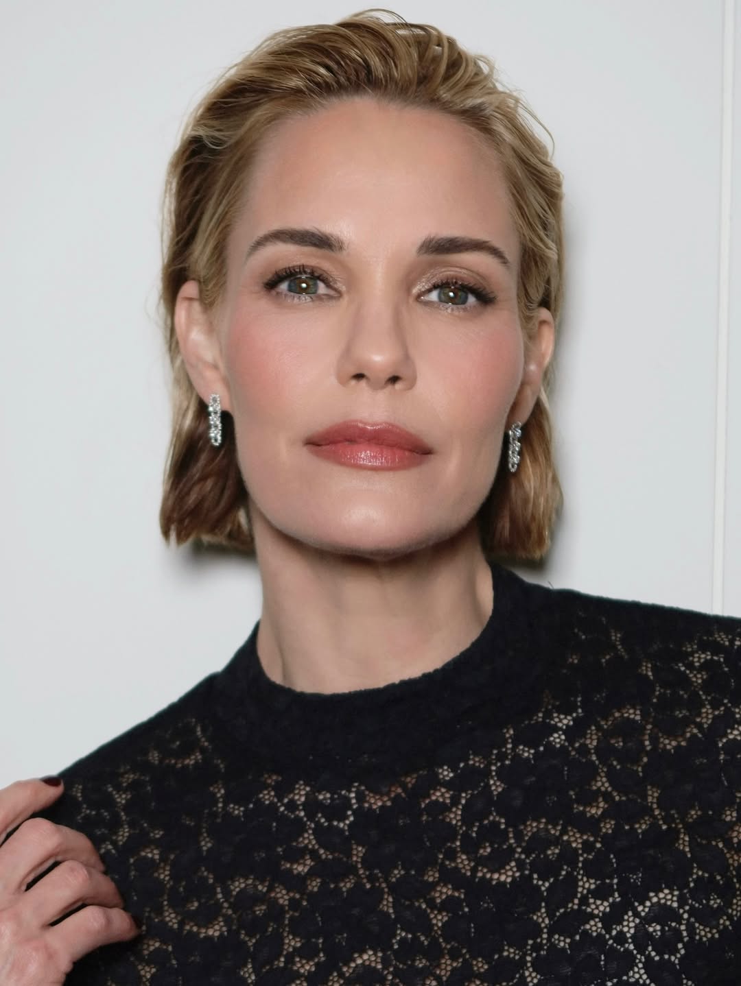 قصة الـ Italian Bob المستقيمة بأسلوب Leslie Bibb