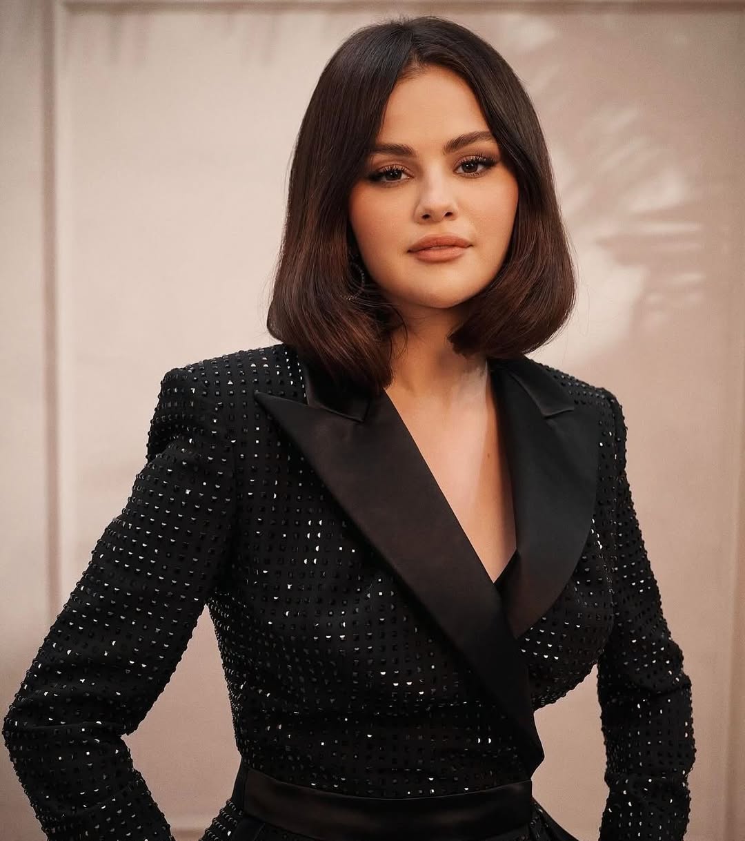 قصة الـBoy Bob الكاريه المتساوية بأسلوب Selena Gomez