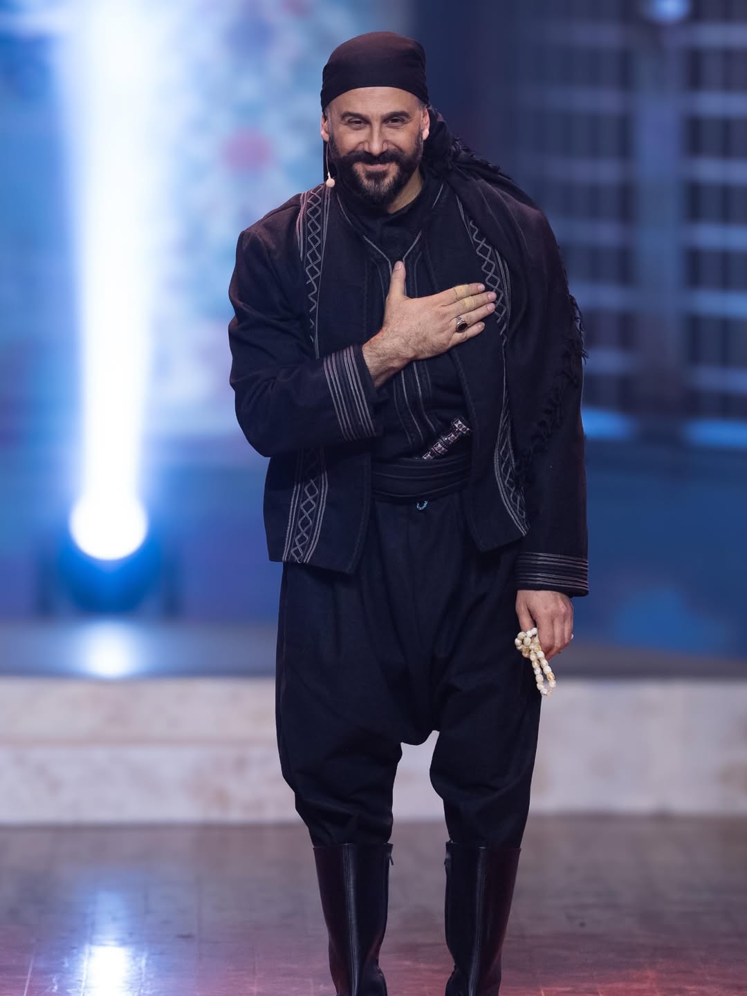 قصي خولي يحتفل بأول مسرحية سورية في موسم الرياض