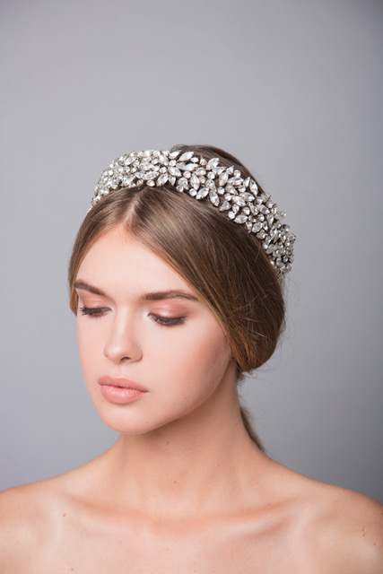 قطعة اكسسوار على شكل تاج أنيق من الكريستالات المرصعة من AURA Headpieces
