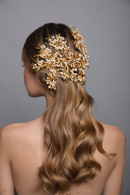 قطعة اكسسوار للشعر باللون الذهبي واللؤلؤ من AURA Headpieces