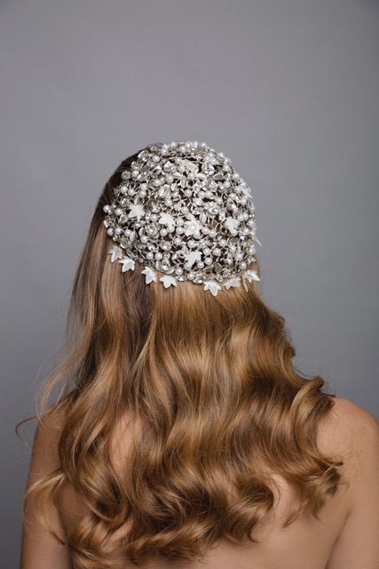 قطعة توضع على الرأس في الشعر من اللؤلؤ على شكل أغصان من AURA Headpieces