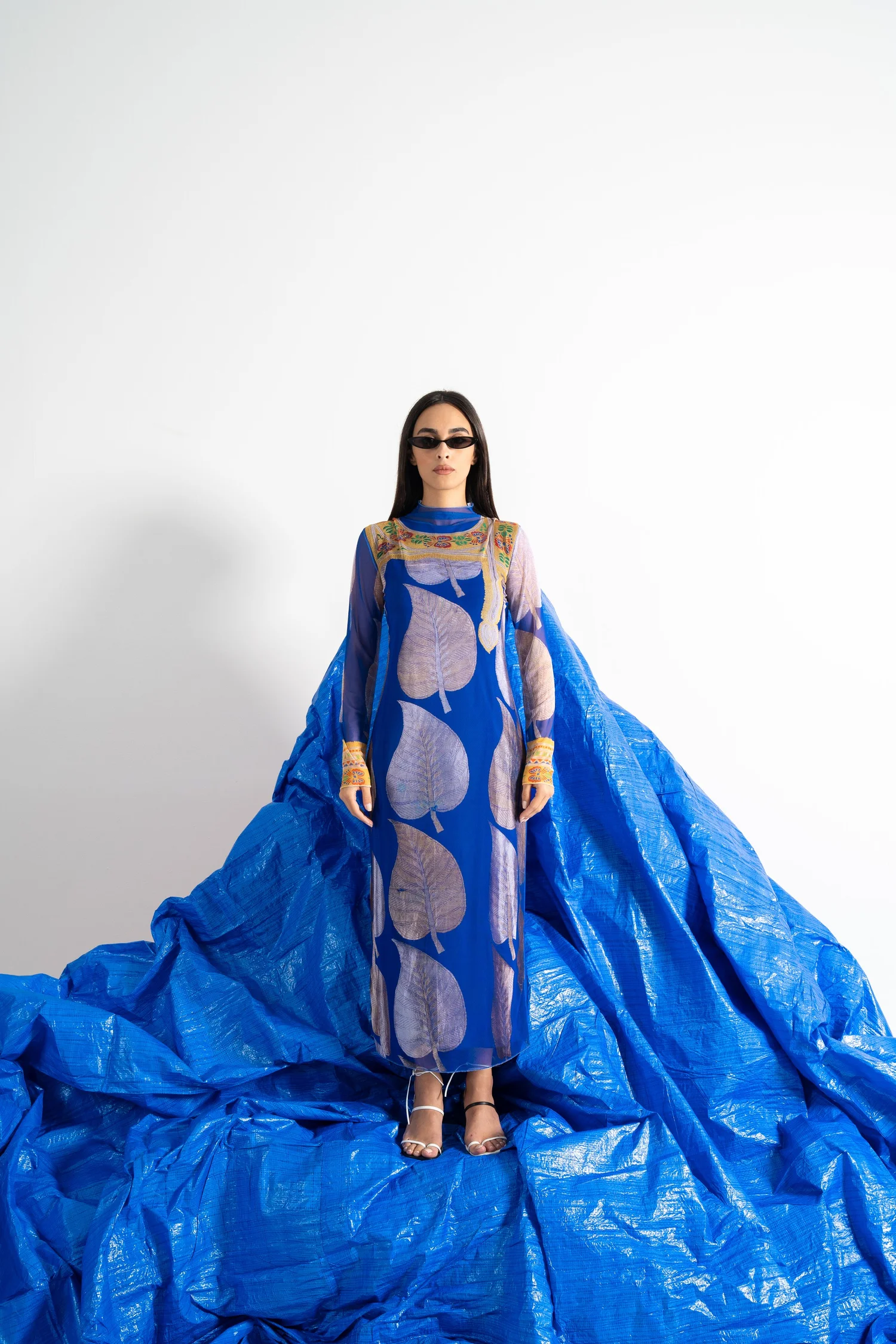 قطعة محدودة الإصدار من تعاون Gasah Studio مع The Zay Initiative، تعيد تقديم تصميم مخوّرة يعود إلى نحو 1978-1980، بعد مسحه ضوئيًا وطباعته على قماش التول برؤية معاصرة.