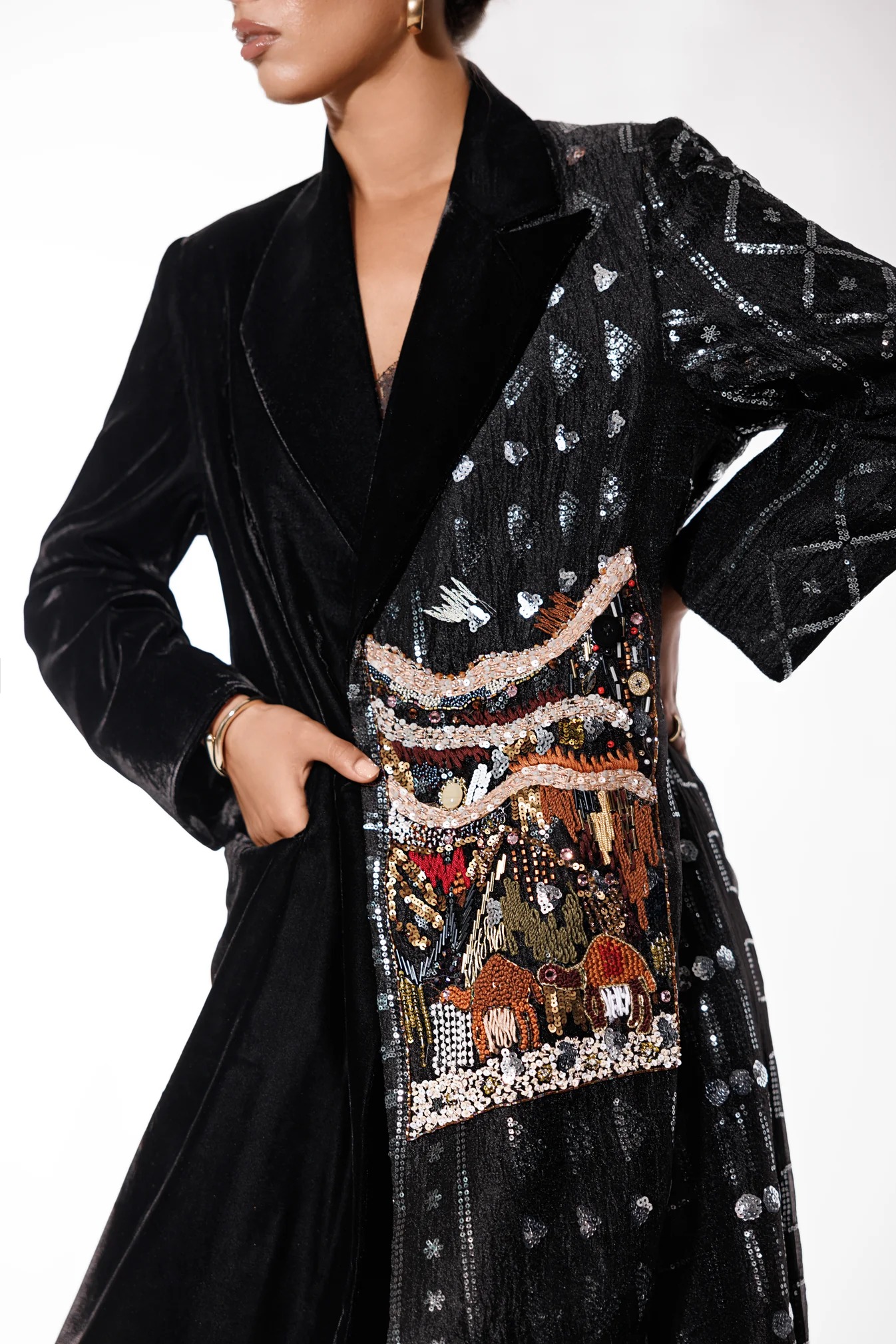 قطعة مطرزة بالكامل من مجموعة الشتاء من JAIA.jpg