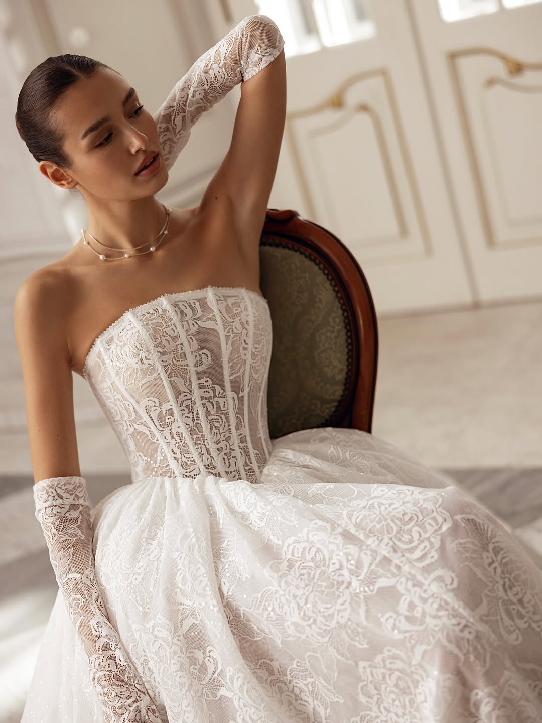 قفازات الدانتيل من دار Tina Valerdi