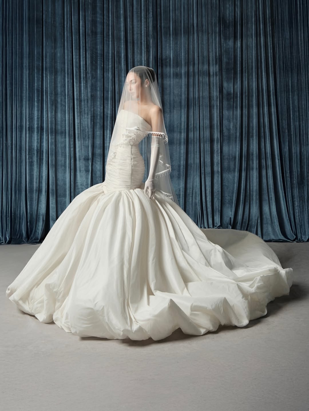 قفازات على طراز الأوبرا من صفحة CHOU BRIDAL