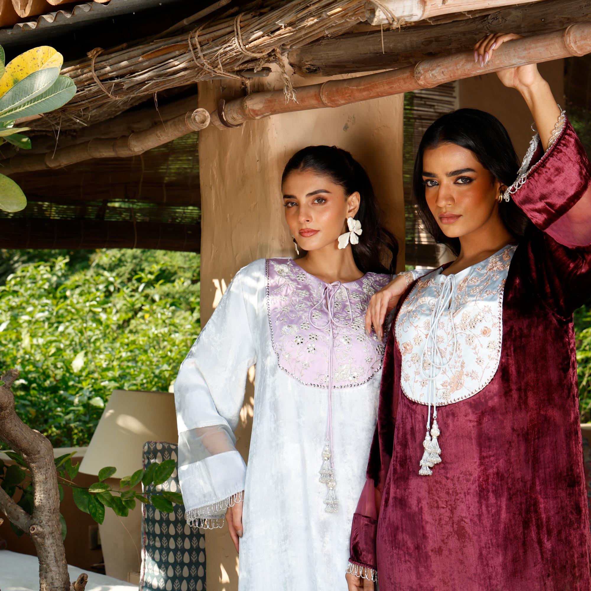 قفاطين مخمل مع تطريز فاخر عند الياقة والأكمام من Lunia