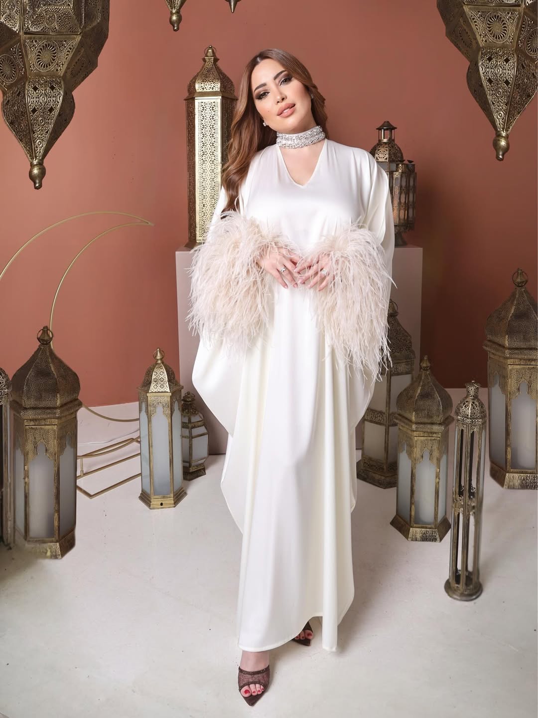 قفطان باللون الابيض من نسرين طافش