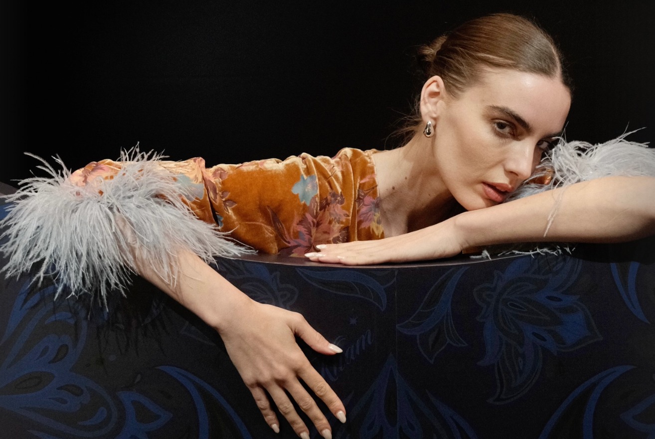 قفطان مخمل مطبوع مع أكمام مع ريش من Kham