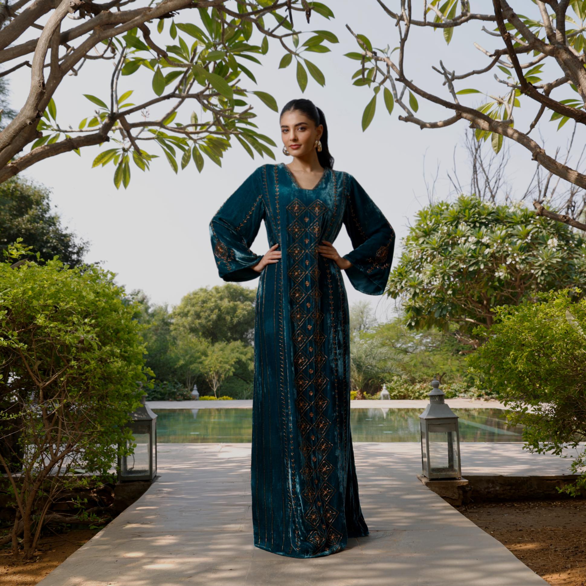 قفطان مخمل مطرز بالكامل من Lunia