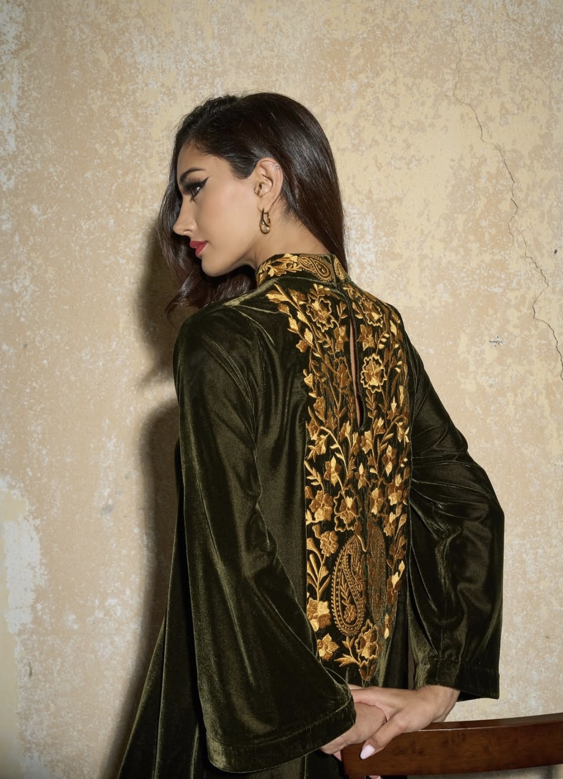 قفطان مخمل مطرز من الخلف من تصميم العلامة Hindami