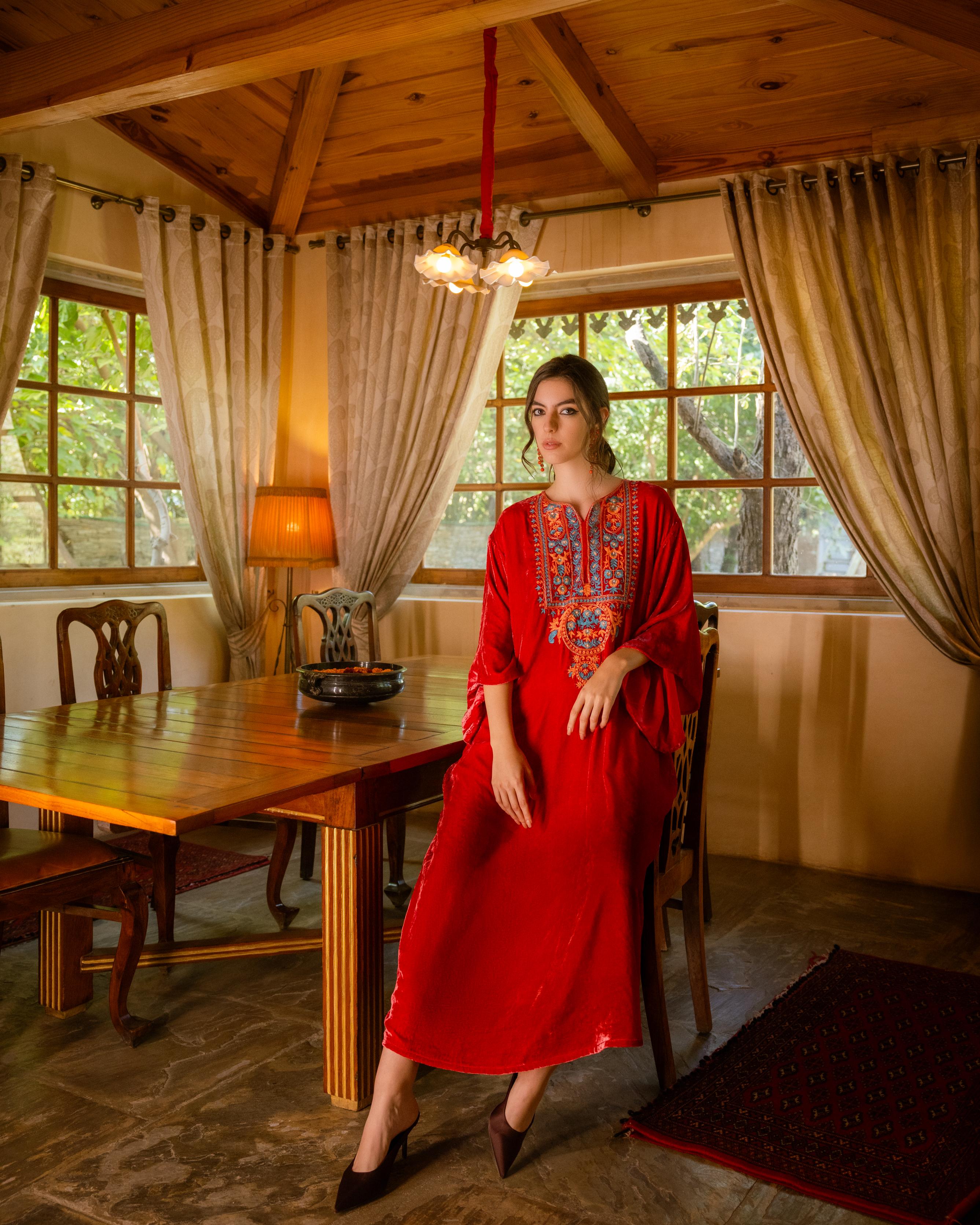 قفطان مخمل مطرز من العلامة Lunia