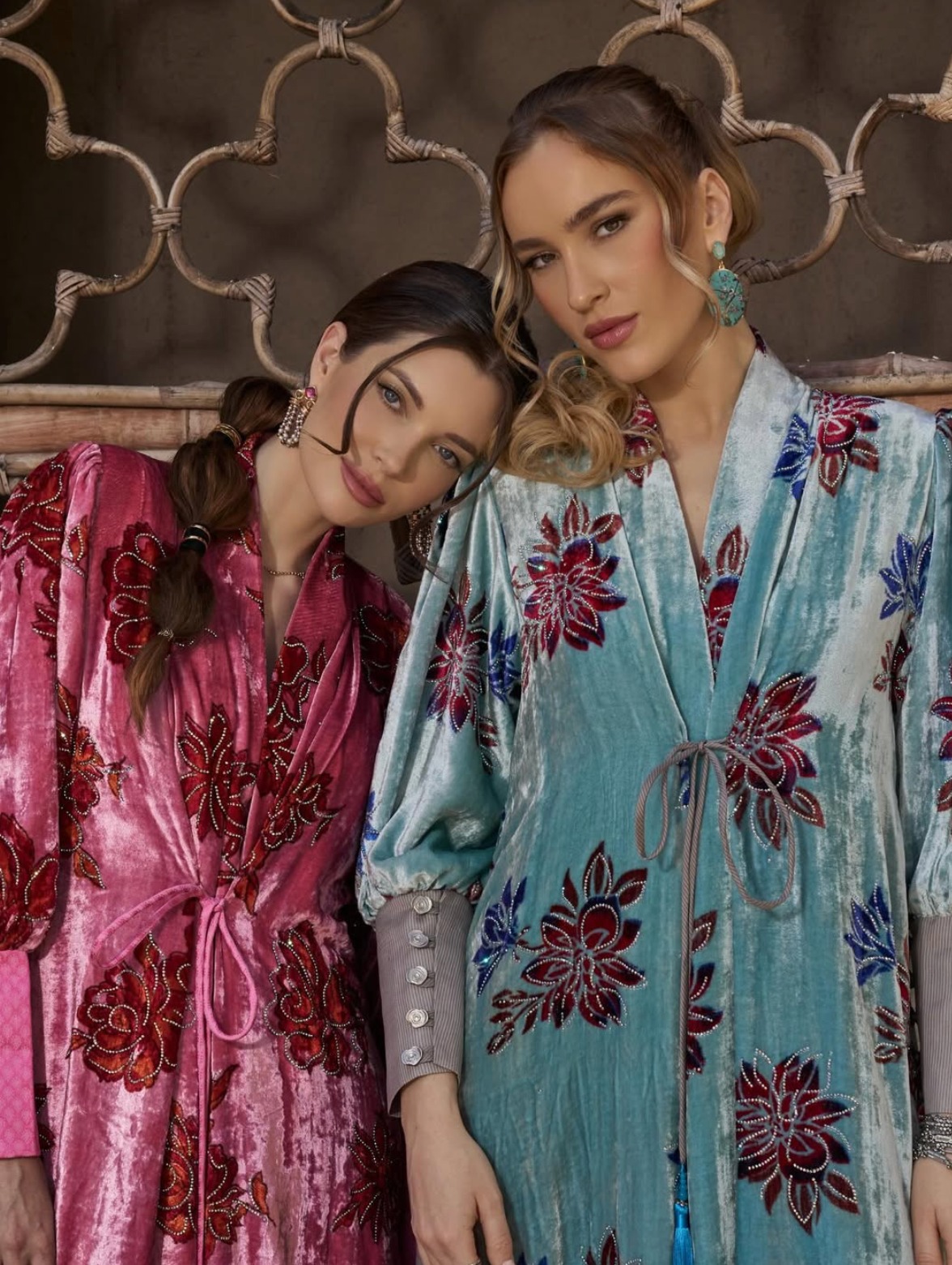 قفطان مخمل مع تطريز كامل على الرسمة من Next Threads