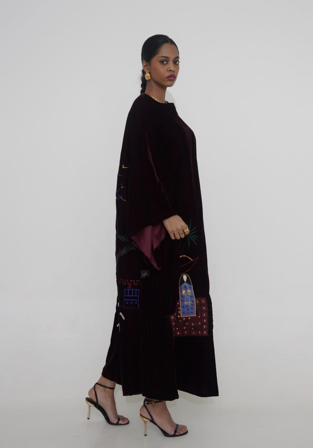 قفطان من تصاميم Ach Collection باللون العنابي الناعم