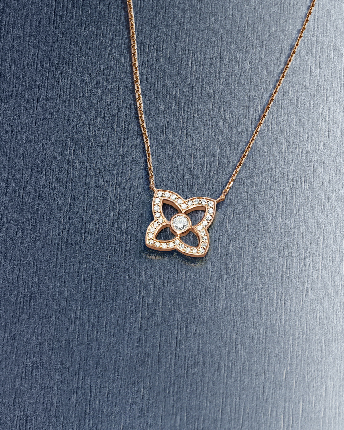 قلادة «لوتس» الفاخرة