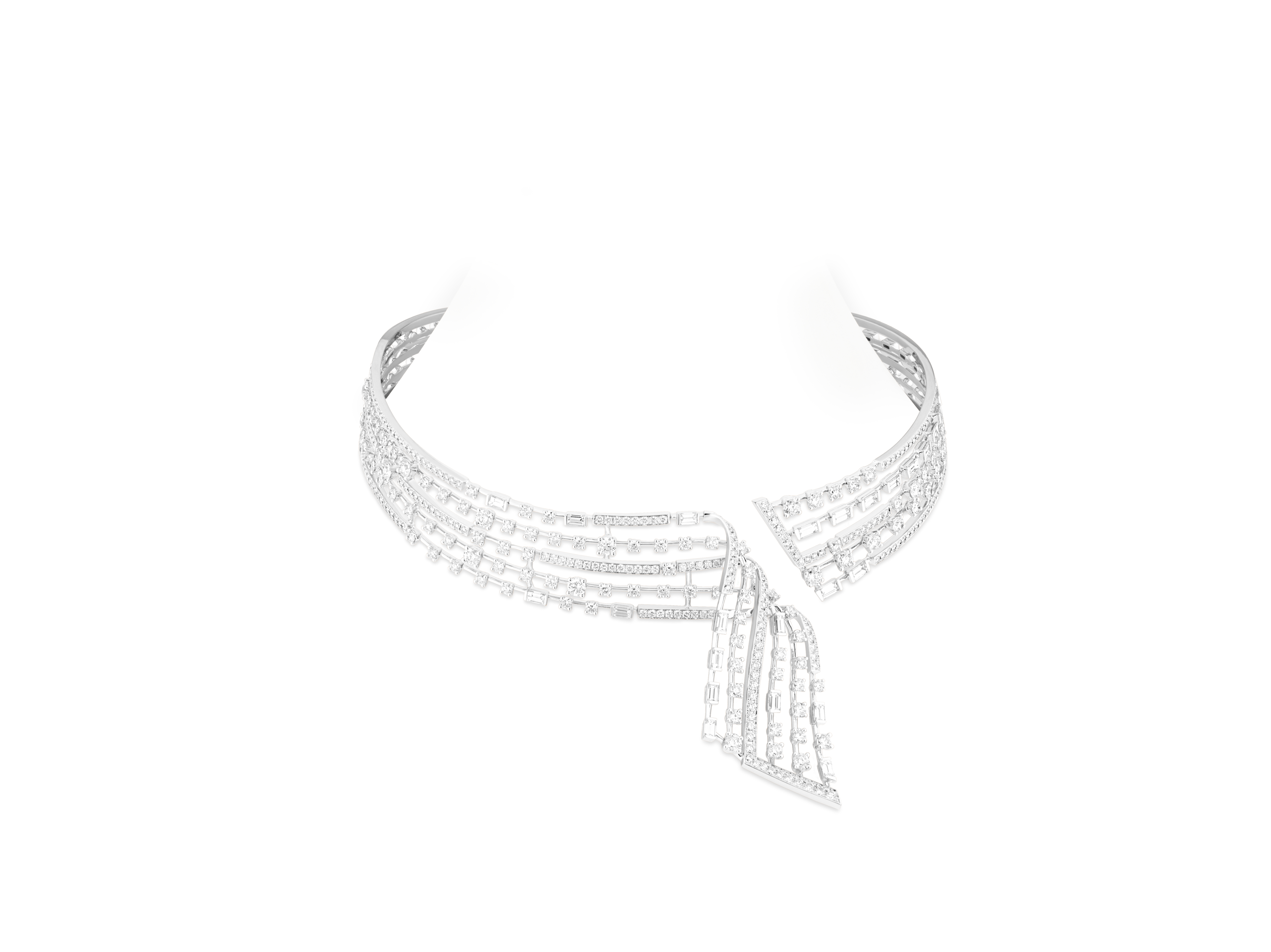 قلادة إلهام علي من طقم Avenues Statement Bow Tie اللافت