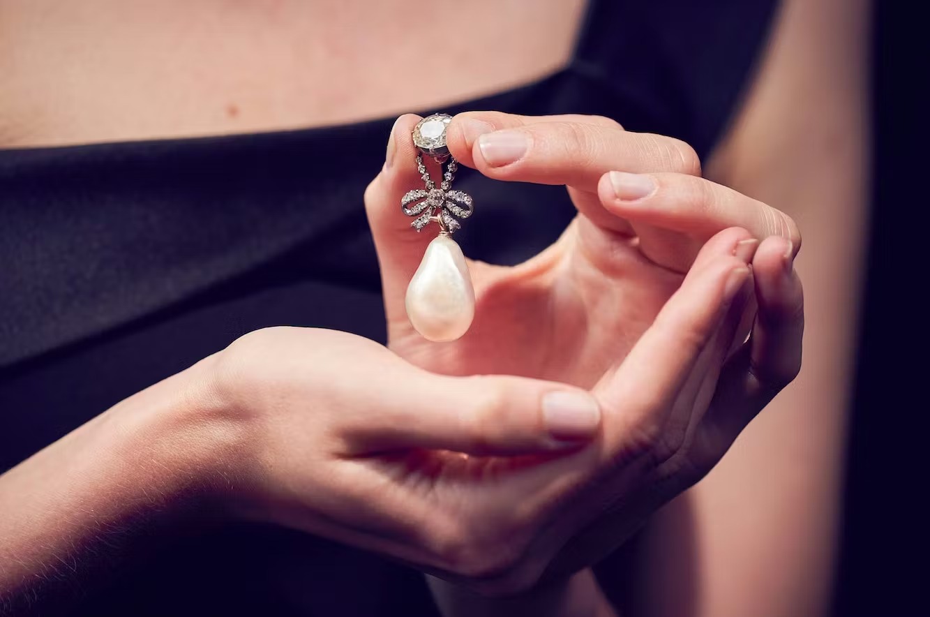 قلادة اللؤلؤ وخاتم ماري أنطوانيت المنقوش