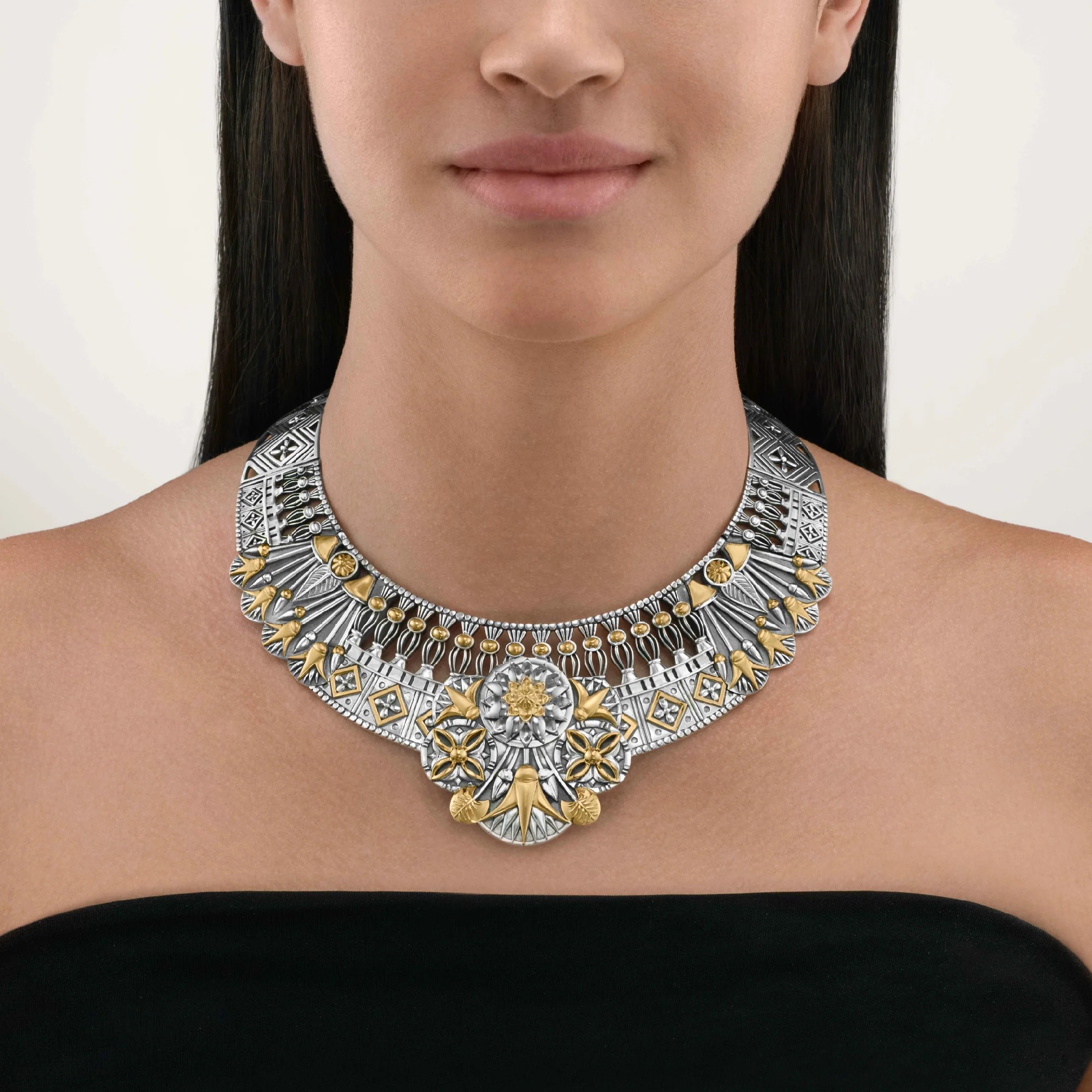 قلادة بتصميم يجمع بين الفضة والذهب من Azza Fahmy