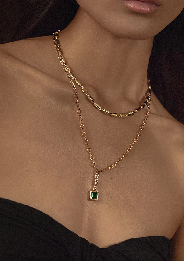 قلادة بحجر الزمرد من Azlee