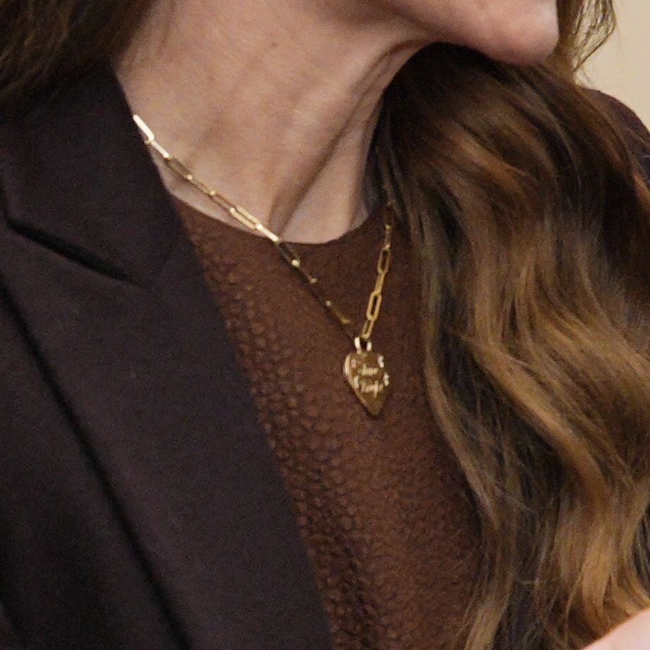 قلادة ذهبية فاخرة تُعرف باسم Gold Guardian Heart Chain