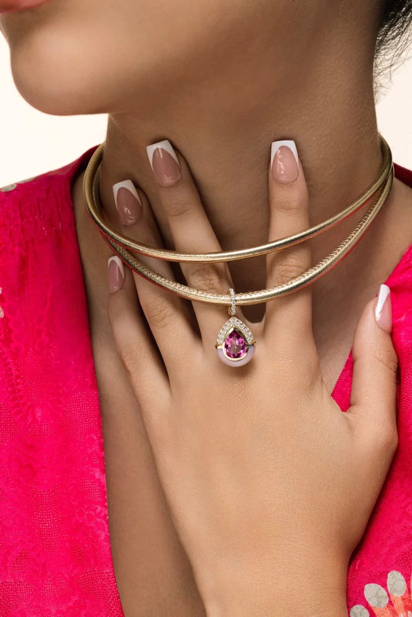 قلادة على شكل قطرة من التوباز الوردي والأوبال من MASON & BOOKS