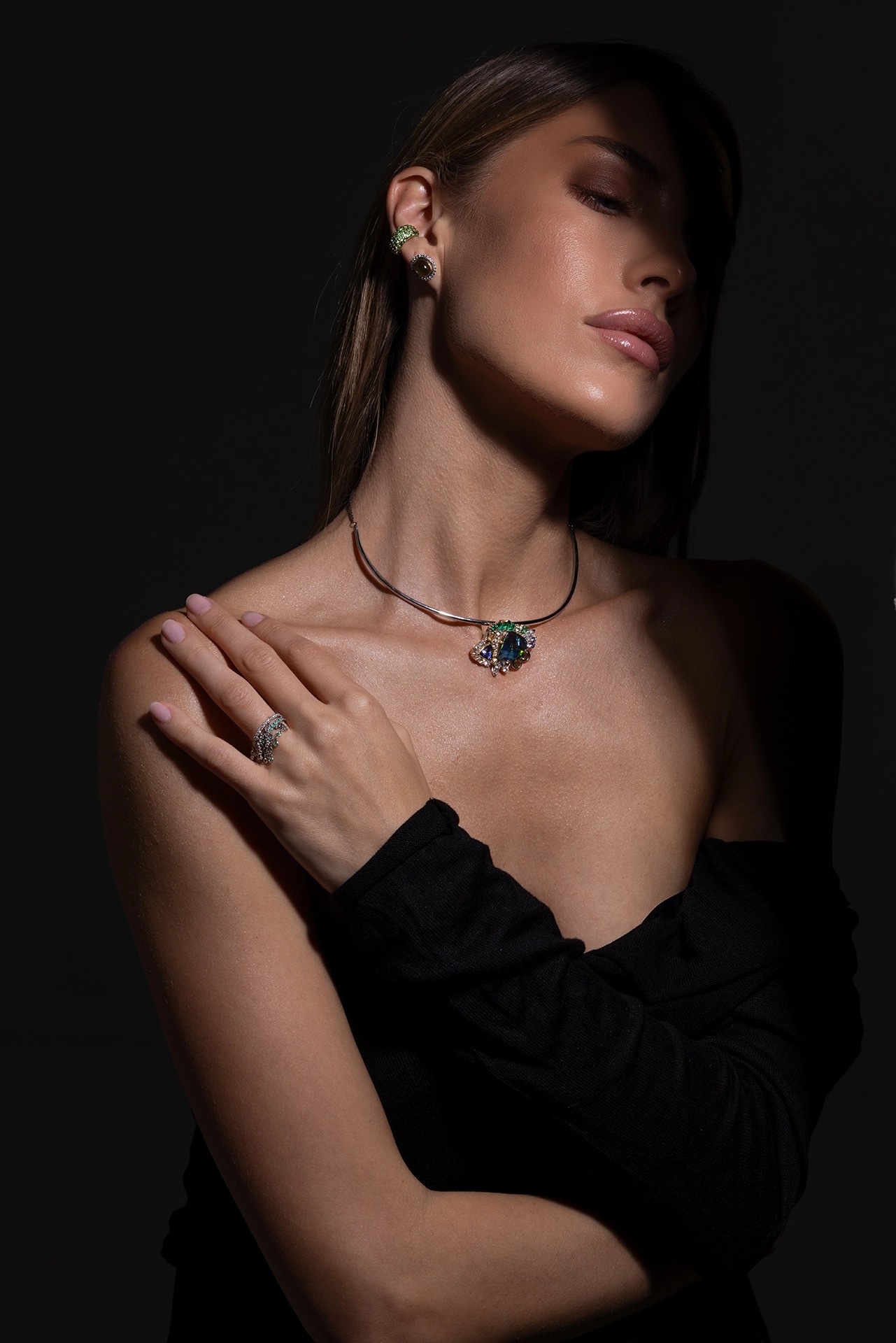 قلادة مرصعة بالأحجار من Mariyeh Ghelichkhani