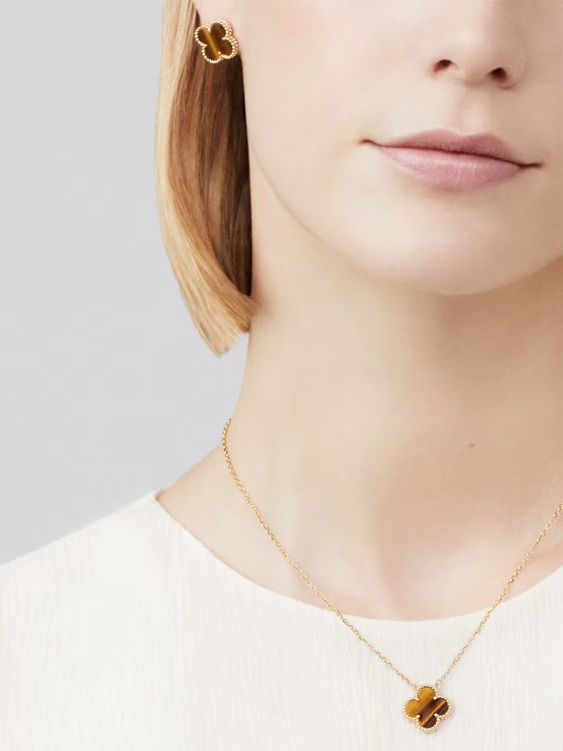 قلادة مرصعة بحجر عين النمر من Van Cleef & Arpels
