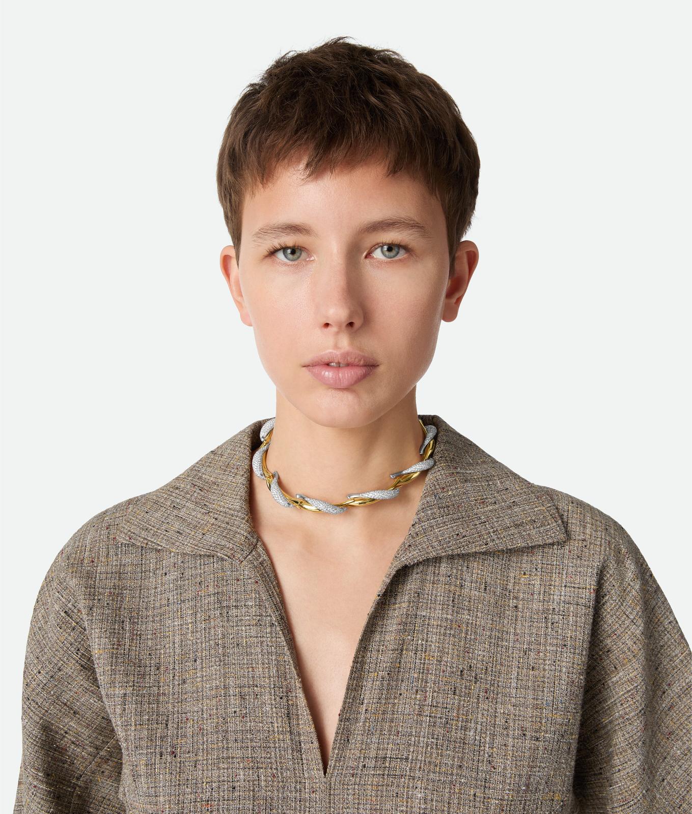 قلادة مميزة مصنوعة من اكشال السردين الصغير من bottega Veneta