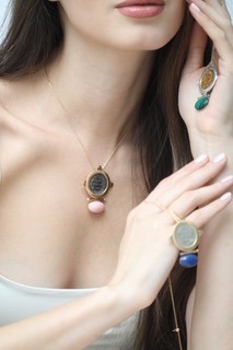 قلادة من الذهب مع أحجار كريمة من Ulia Jewelry