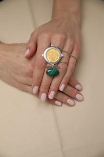 قلادة من الذهب والحجر الكريم من Ulia Jewelry