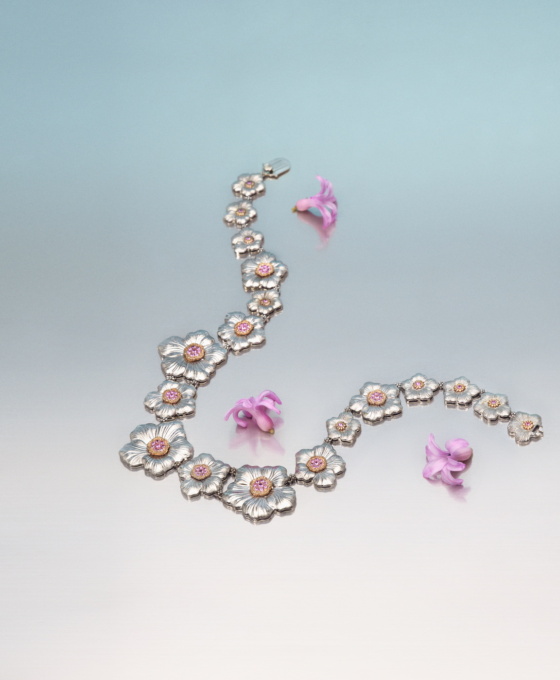 مجموعة بلوسومز جاردينيا المرصعة بأحجار السفاير الوردية