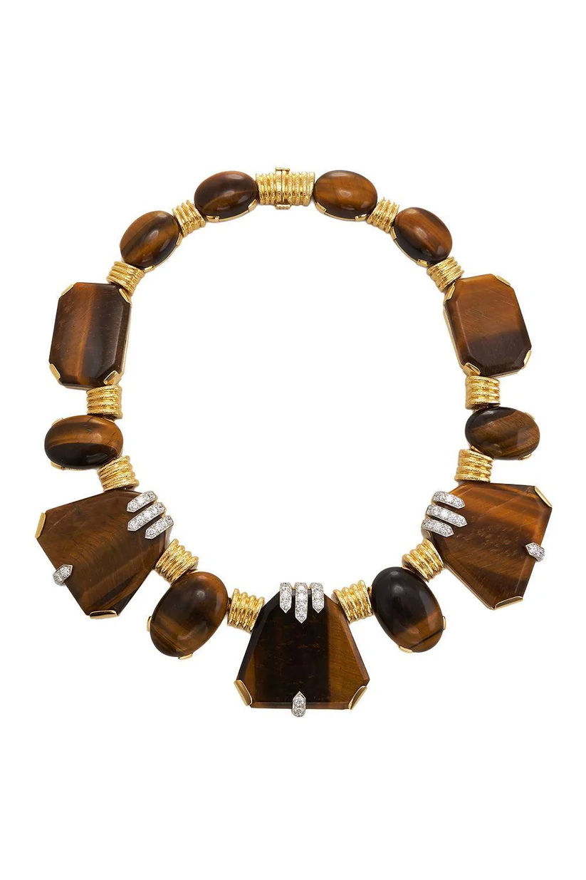 قلادة منحوتة من حجر عين النمر المرصع بالألماس من دار DAVID WEBB