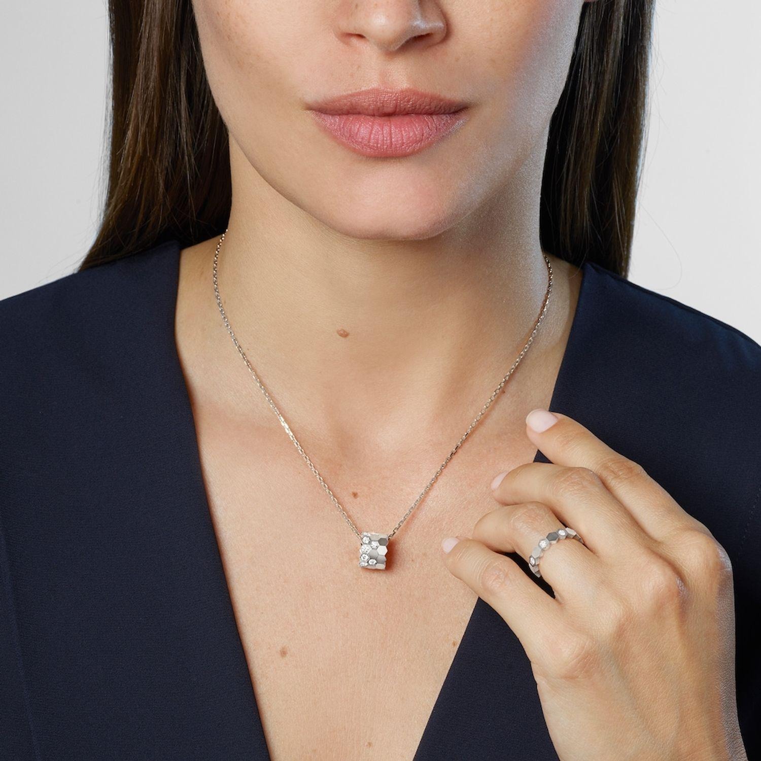 قلادة Bee de Chaumet من Chaumet