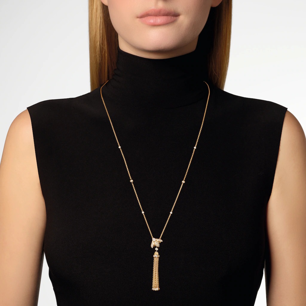 قلادة Bee de Chaumet Pomponمن Chaumet