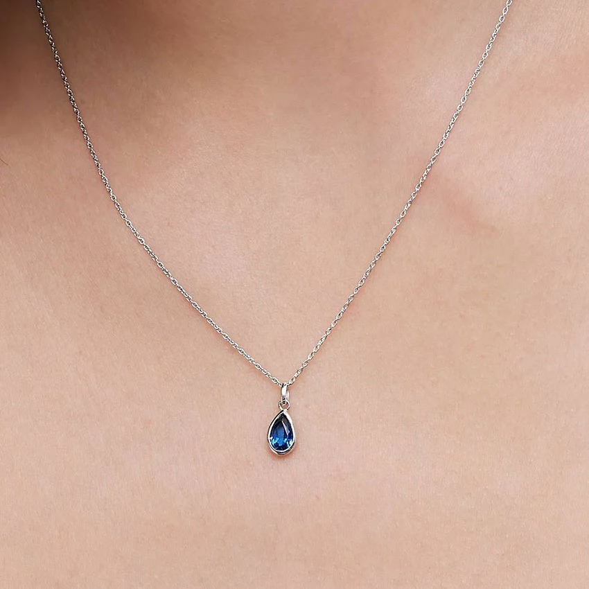 قلادة Brilliant Earth Teardrop