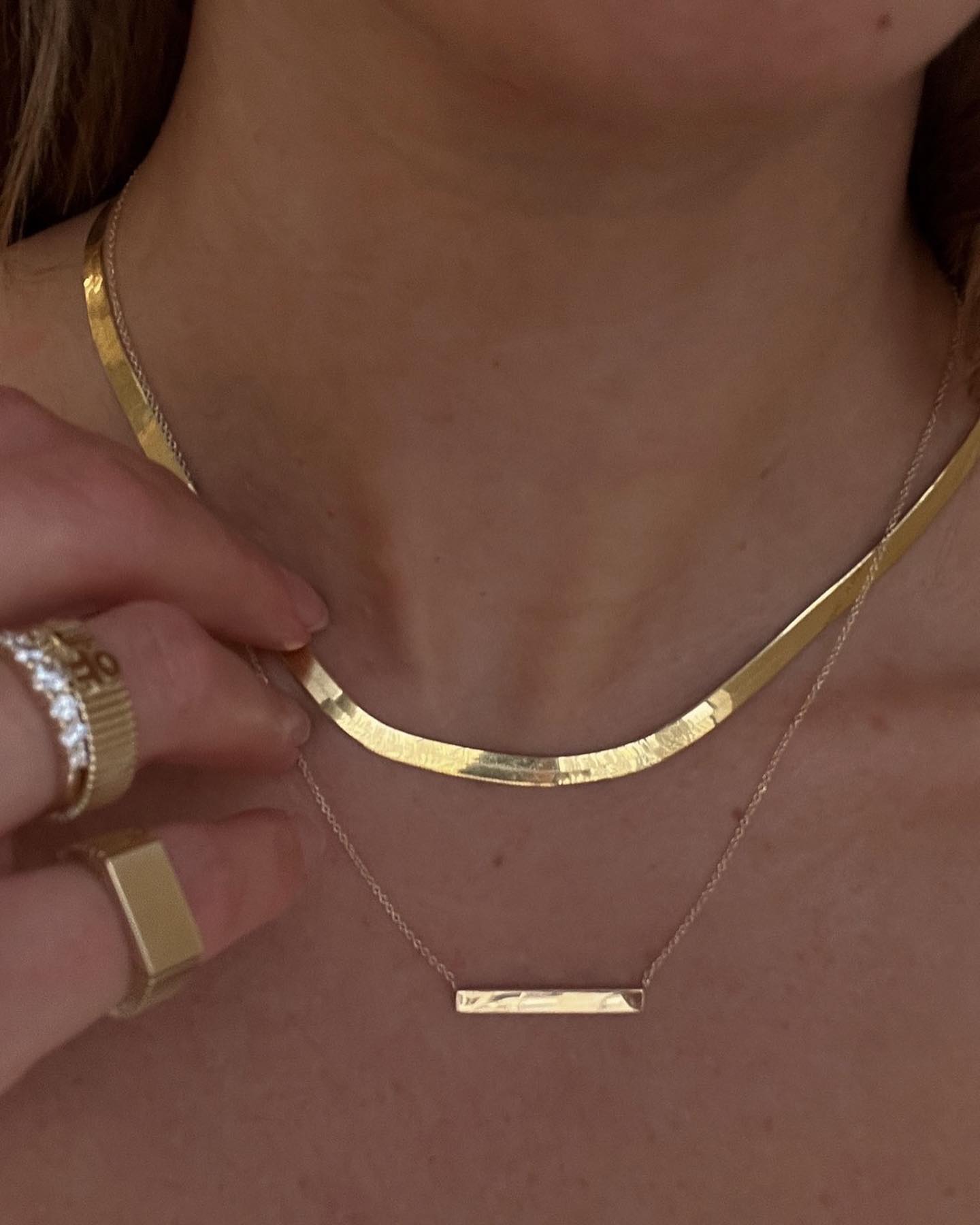 قلادة Classic Bar Necklace من  Kinn
