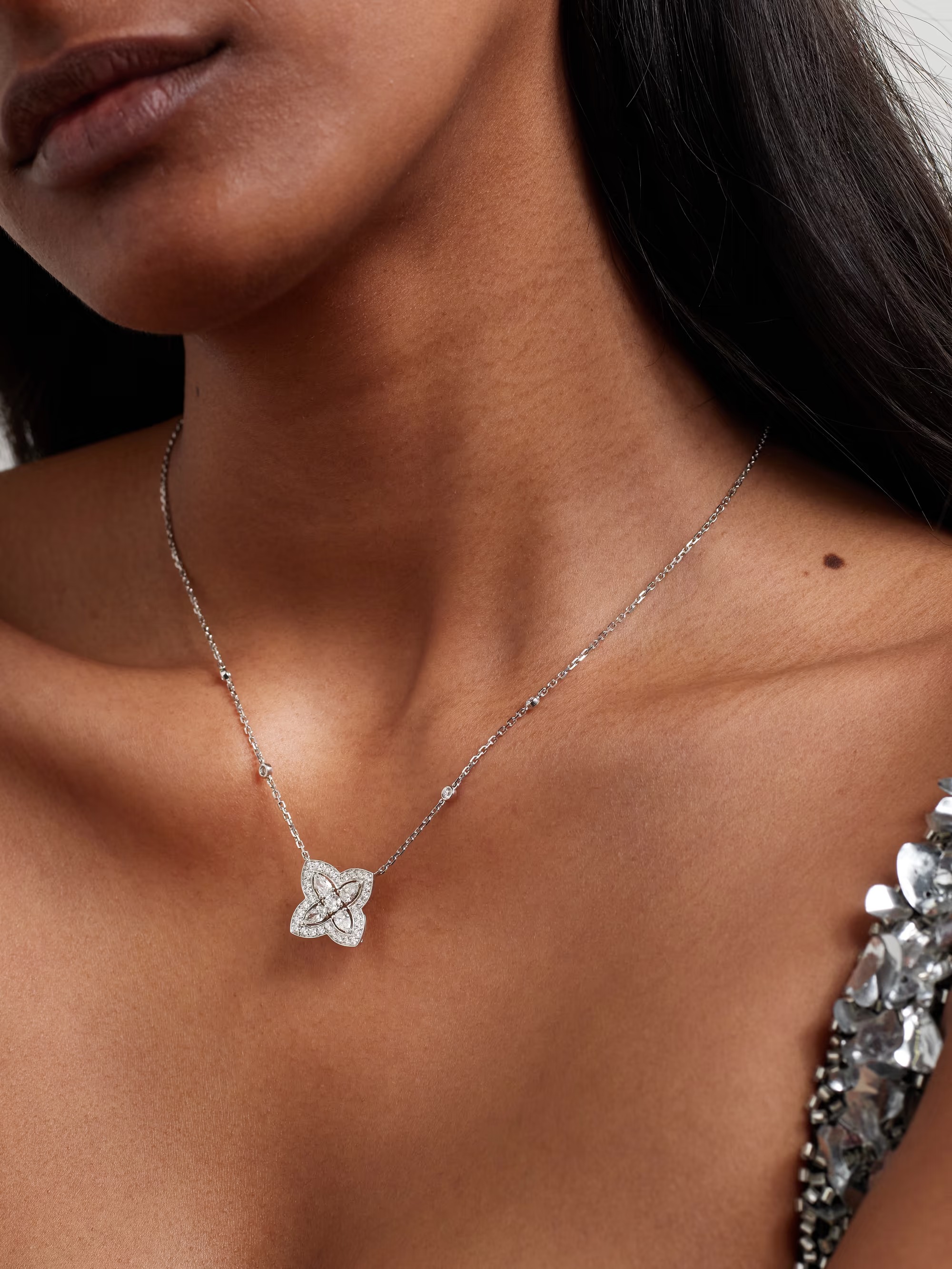 قلادة De Beers Enchanted Lotus