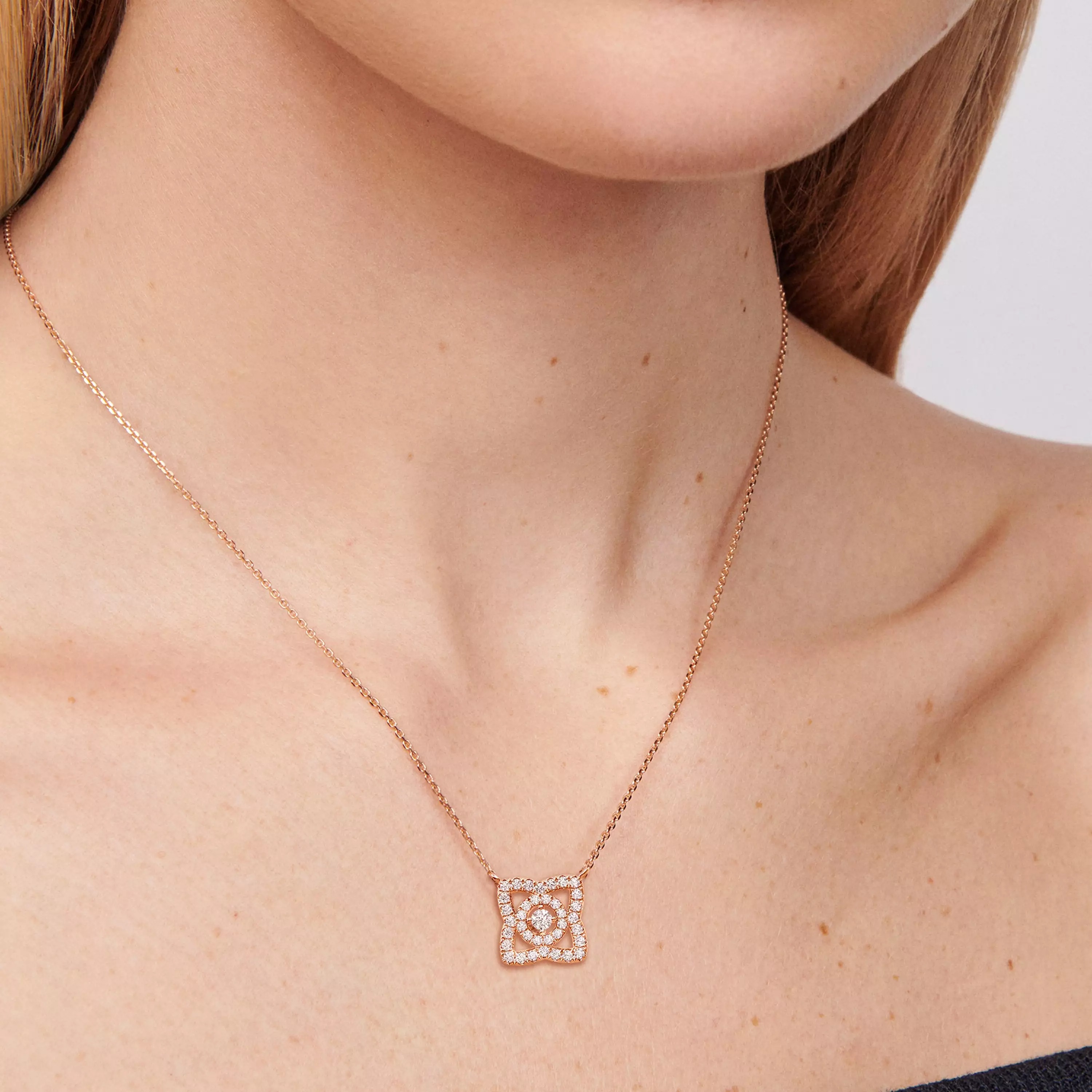 قلادة Enchanted Lotus من De Beers